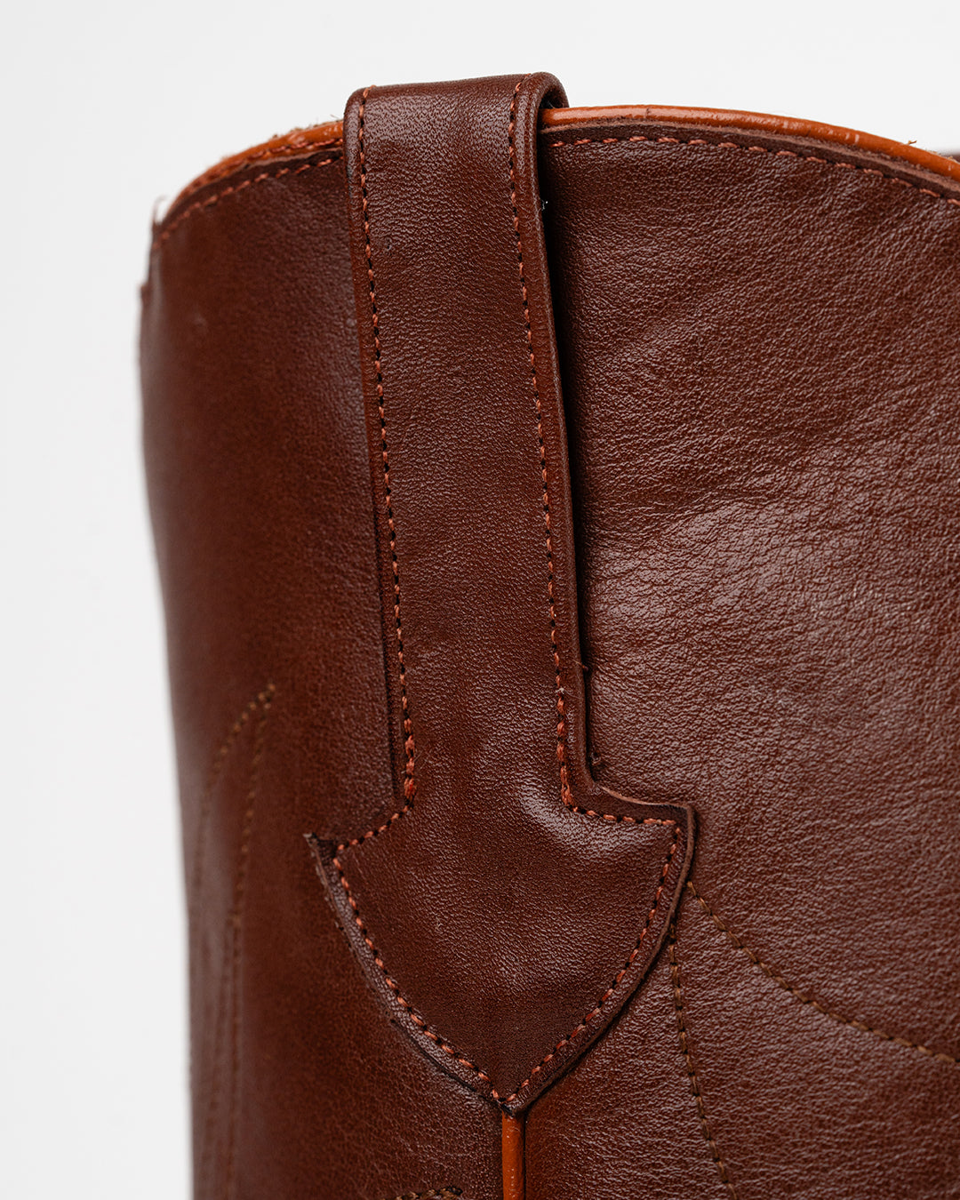 Detalle de las agarraderas en las botas de avestruz color pecan Vaquero Vaquera, pensadas para facilidad al calzarse, manteniendo la tradición y el orgullo mexicano.