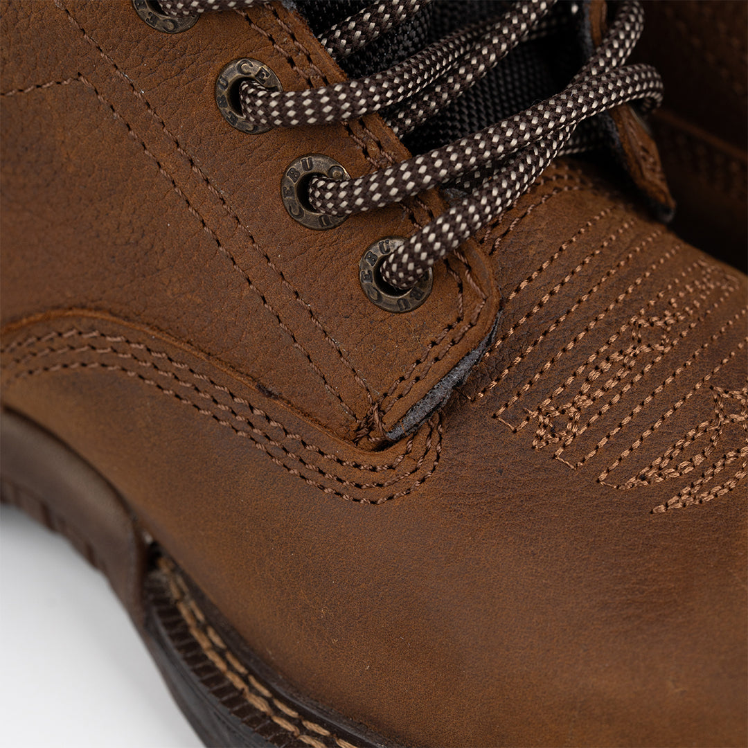 Detalle de las agujetas de la bota Leiser de trabajo Cebu Hawk con suela ultralight, resistente al aceite y ácido, de la marca Cebu.