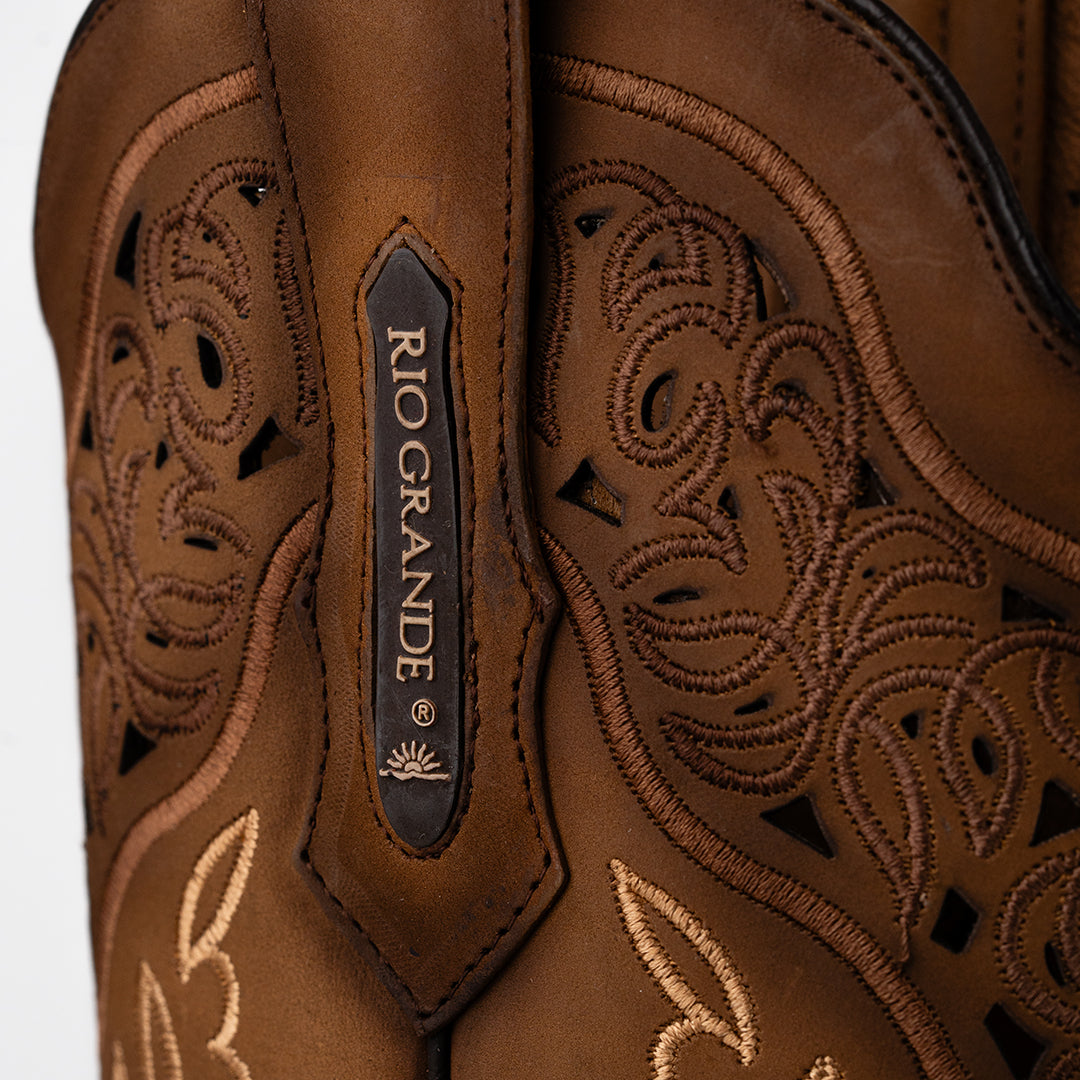 Detalle de los bordados elaborados de la Bota Vaquera Alta Rio Grande Melissa, un trabajo artesanal que destaca por su calidad y diseño único.