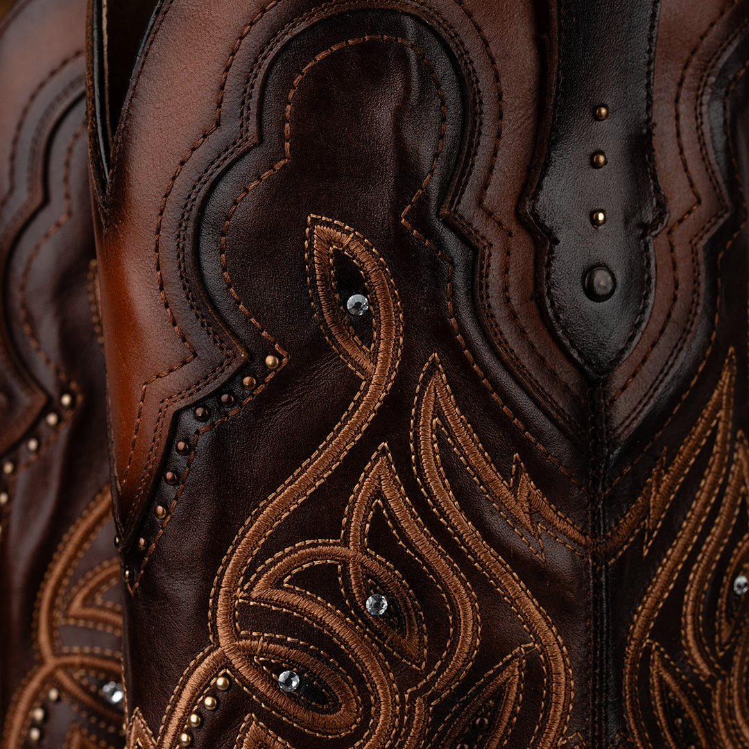 Detalle de las costuras y los bordados de la Bota Alta Sicilia, con incrustaciones de brillos Swarovski y diseño artesanal, disponible en Boot Place.