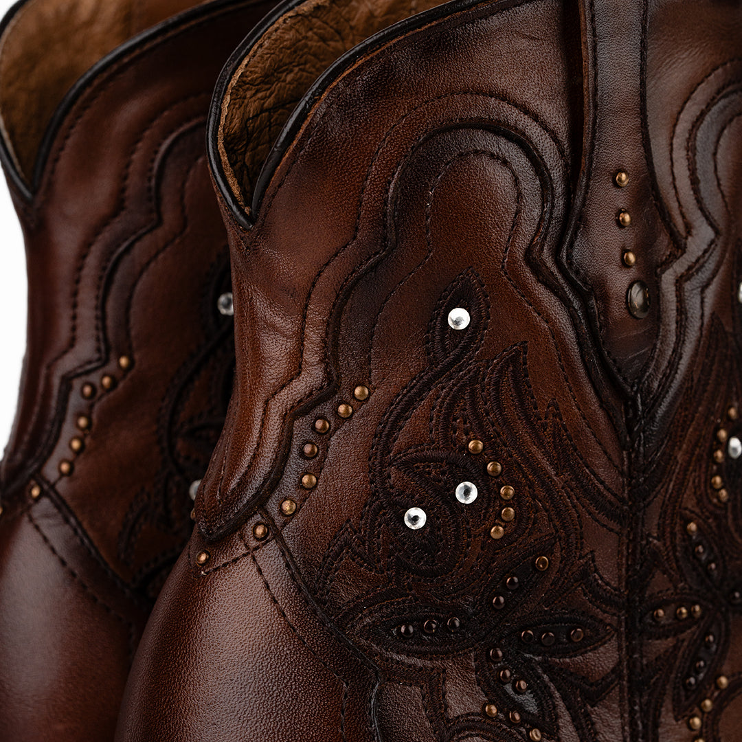 Vista detalle del Botín Urbano Venecia, con sombreado en las costuras y piel de color whiskey, con incrustaciones de brillos Swarovski, disponible en Boot Place.