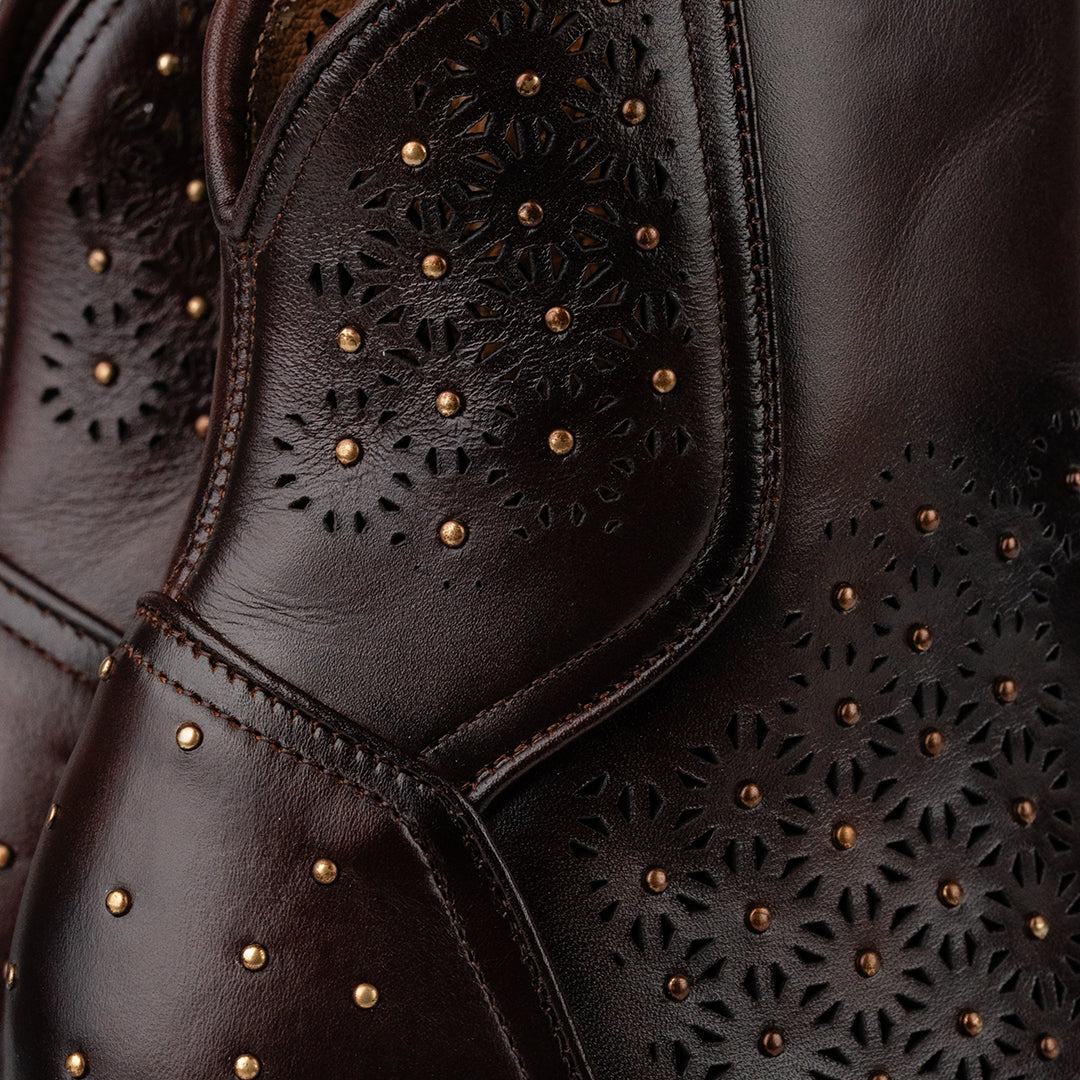 Detalle de las costuras reforzadas y grabados en la Bota Vaquera Corta Rio Grande Rabena, con patrón de flores en corte láser, disponible en Boot Place.