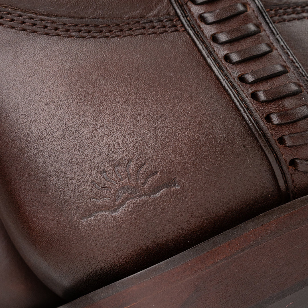 Detalle del grabado de la marca, el tacón y las costuras reforzadas de la Bota Vaquera Casual Rio Grande Jerry, disponible en Boot Place.