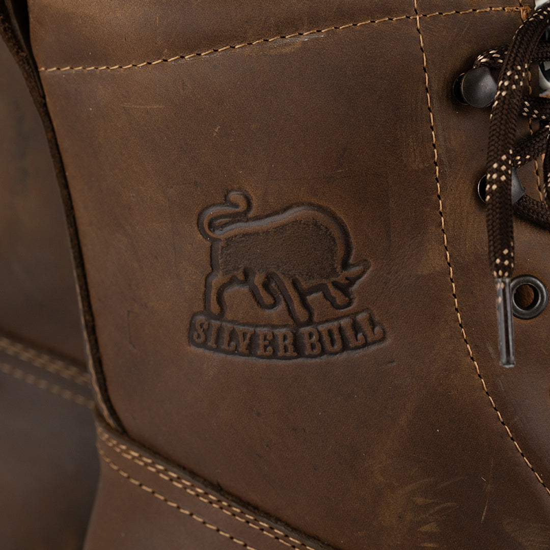 Detalle de marca en costado de bota silver bull de trabajo con agujetas.