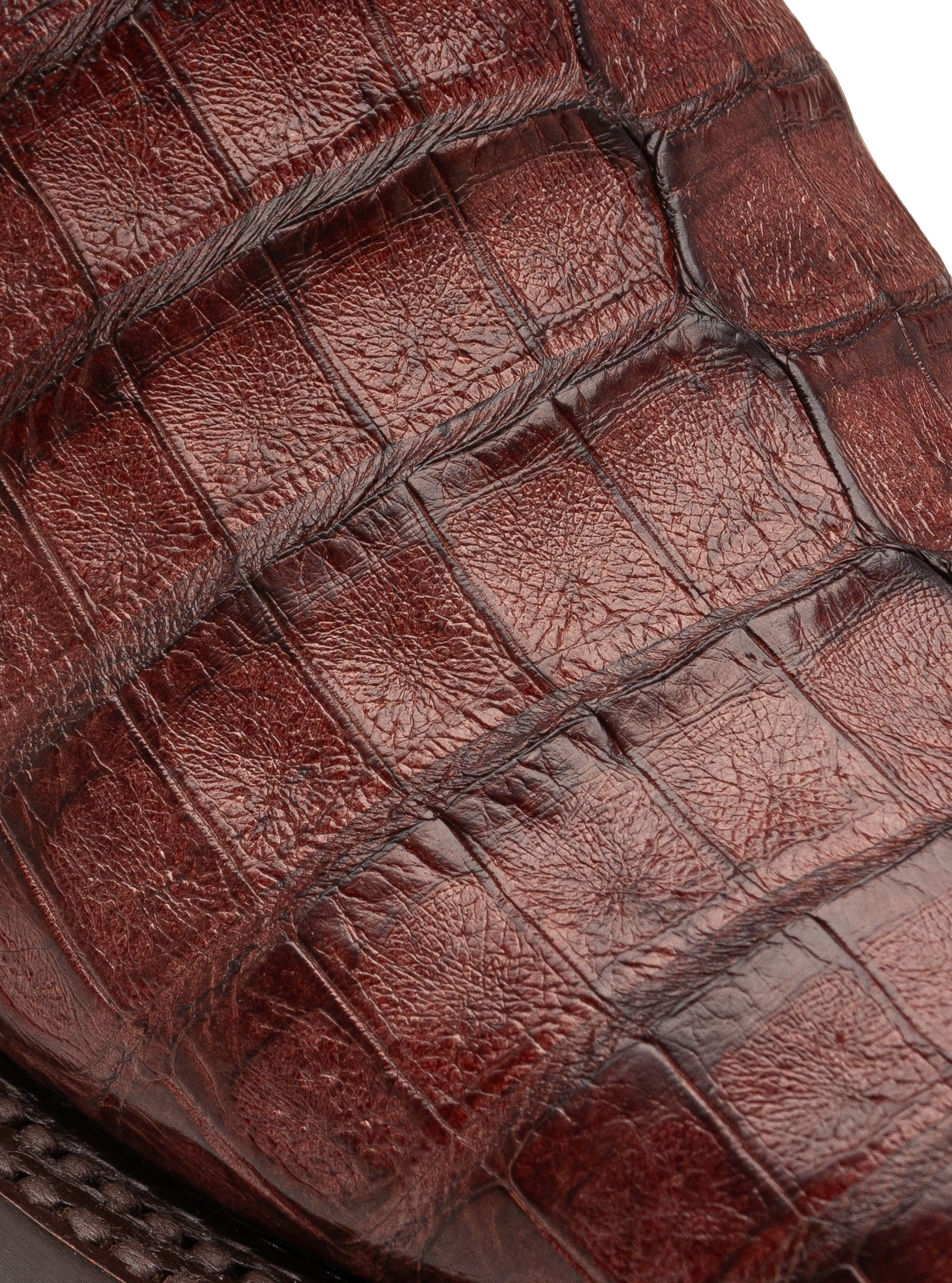 Detalle de la piel de cocodrilo de la Bota Vaquera con Piel de Panza de Cocodrilo Cognac Stockton, mostrando su textura exótica y calidad artesanal.