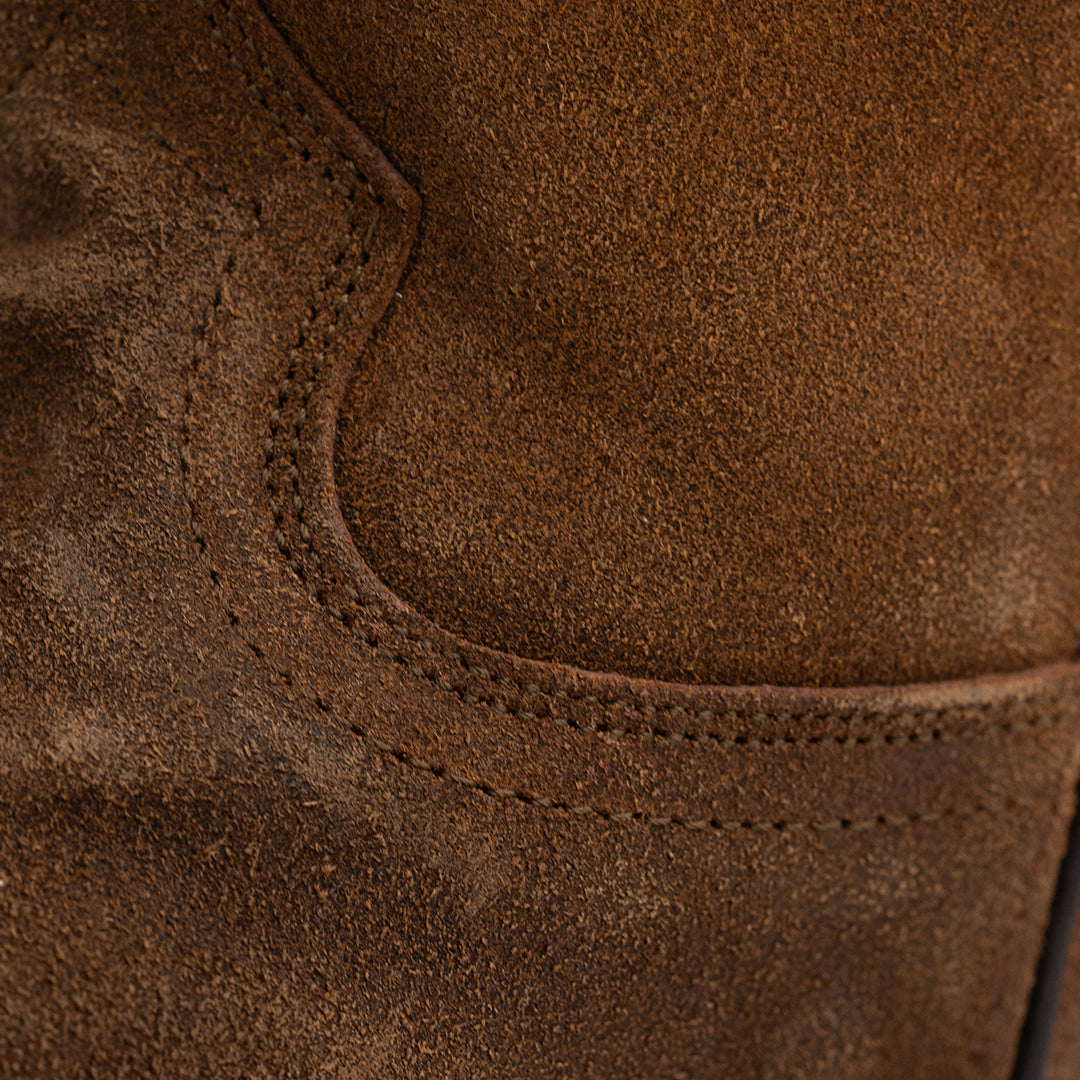 Detalle de la piel de gamuza de la Bota Vaquera Siete Leguas, destacando su estilo rústico y su durabilidad, ideal para el uso diario.