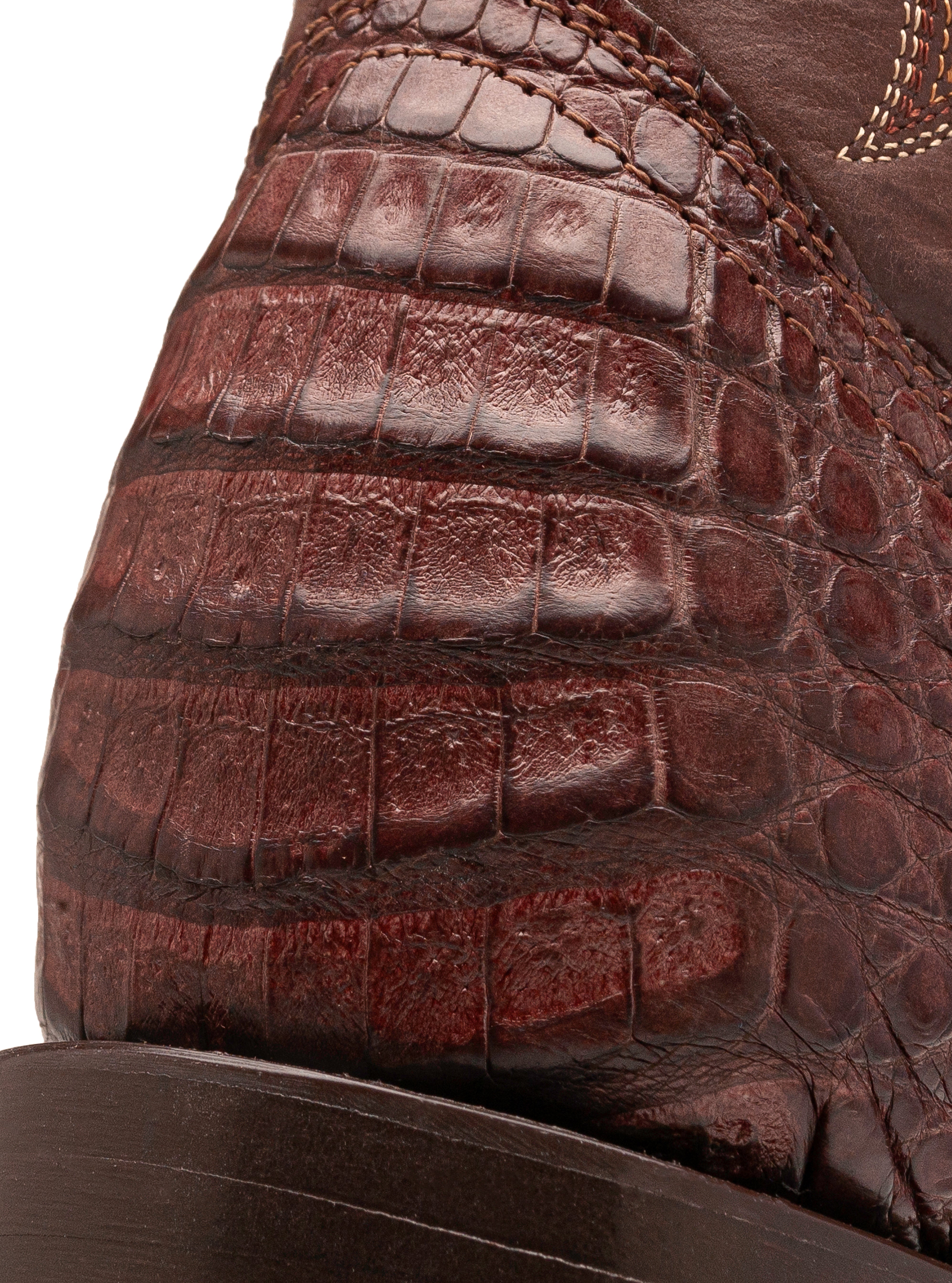 Detalle del tobillo y tacón de la Bota Vaquera con Piel de Panza de Cocodrilo Cognac Stockton, resaltando el diseño robusto y los materiales de alta calidad.