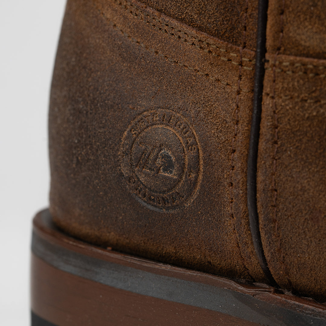 Detalle del tobillo y tacón de la Bota Vaquera con Suela de Hule y Piel Gamuza Siete Leguas, destacando la durabilidad y seguridad que ofrece el diseño.