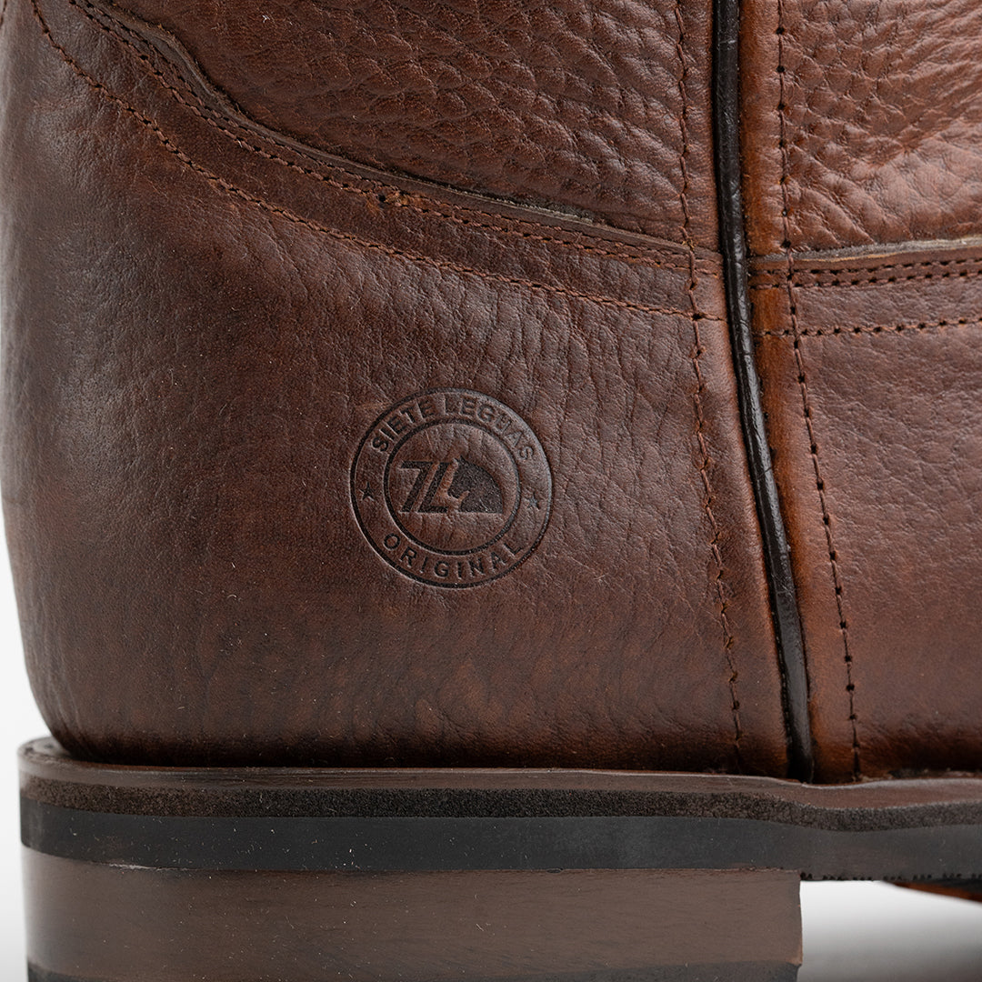 Detalle del tobillo y tacón de la Bota Vaquera con Suela de Hule y Piel Tabaco Siete Leguas, destacando su durabilidad y diseño robusto.