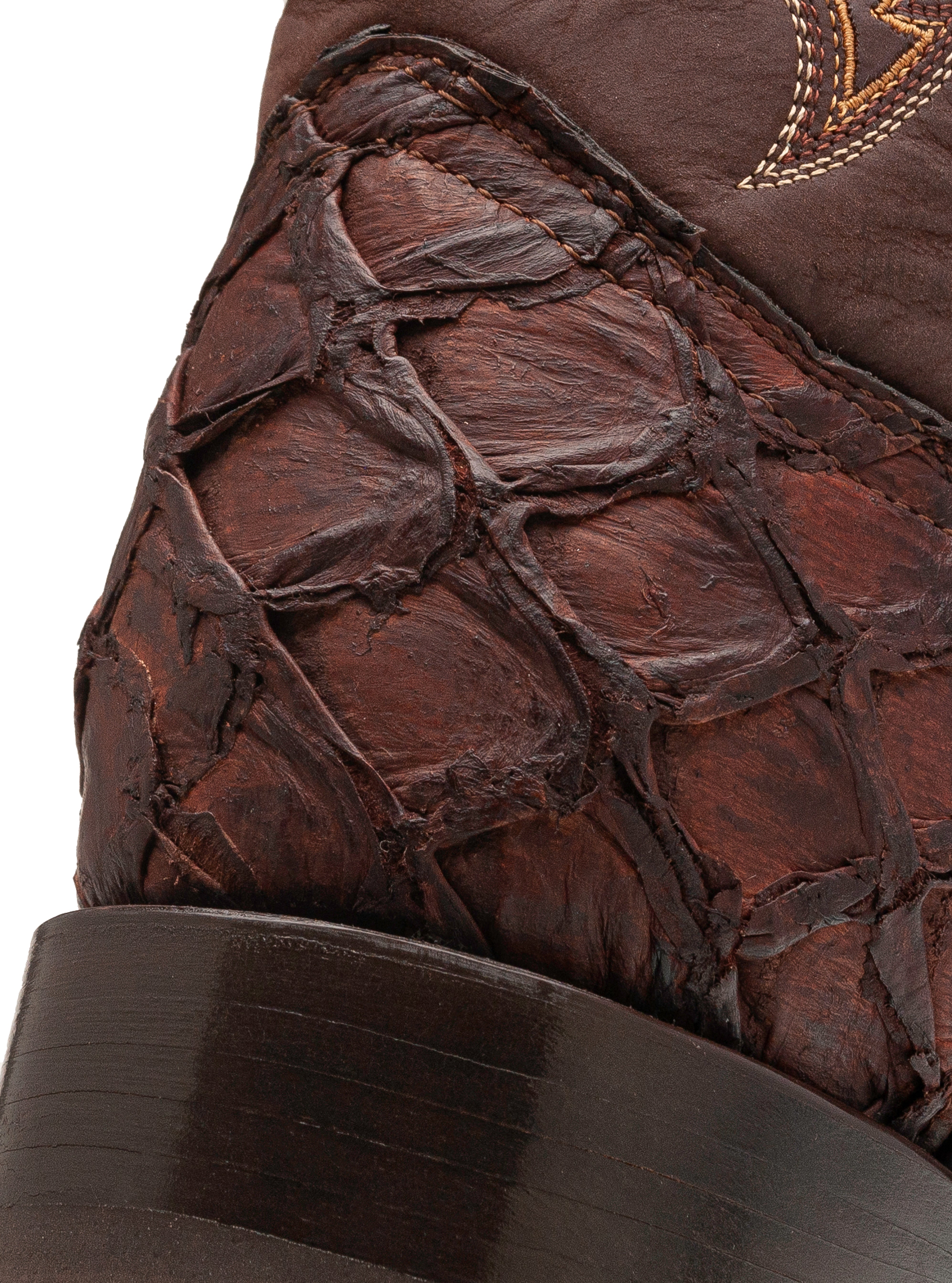 Detalle del tobillo y tacón de la Bota Vaquera con Piel de Pescado Pirarucú Café Stockton, resaltando su estructura robusta y elegante.