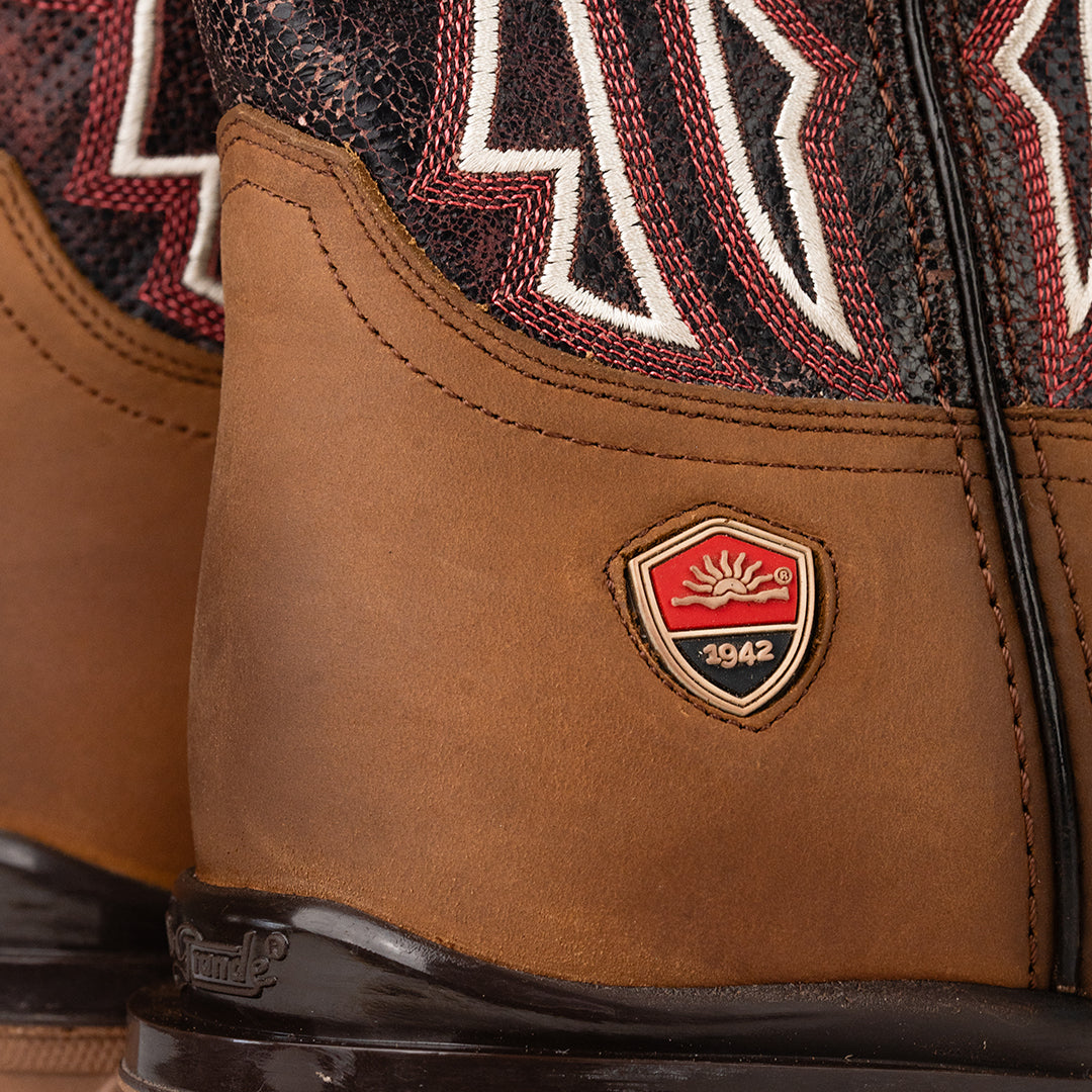 Detalle del tobillo y tacón de la Bota Vaquera de Trabajo Rio Grande Bush, con construcción robusta y suela antideslizante, disponible en Boot Place.