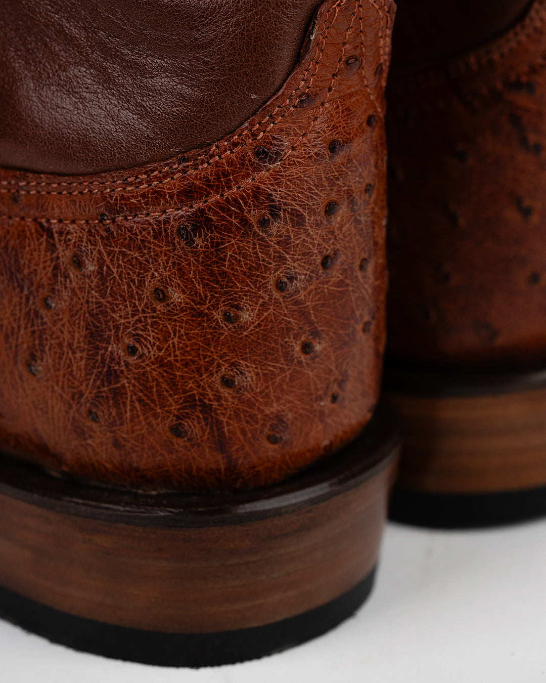 Detalle trasero de las botas de avestruz color pecan Vaquero Vaquera, mostrando el fino trabajo artesanal y el bordado de agave en el tubo de piel de res.