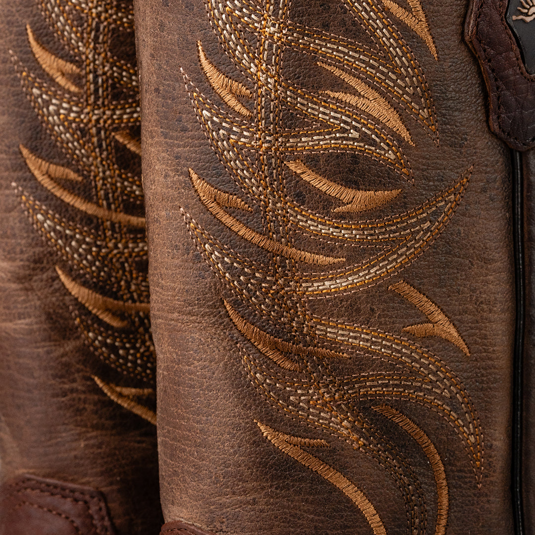 Vista frontal de la Bota Vaquera Rio Grande Fenix, con costuras reforzadas y diseño robusto, disponible en Boot Place.