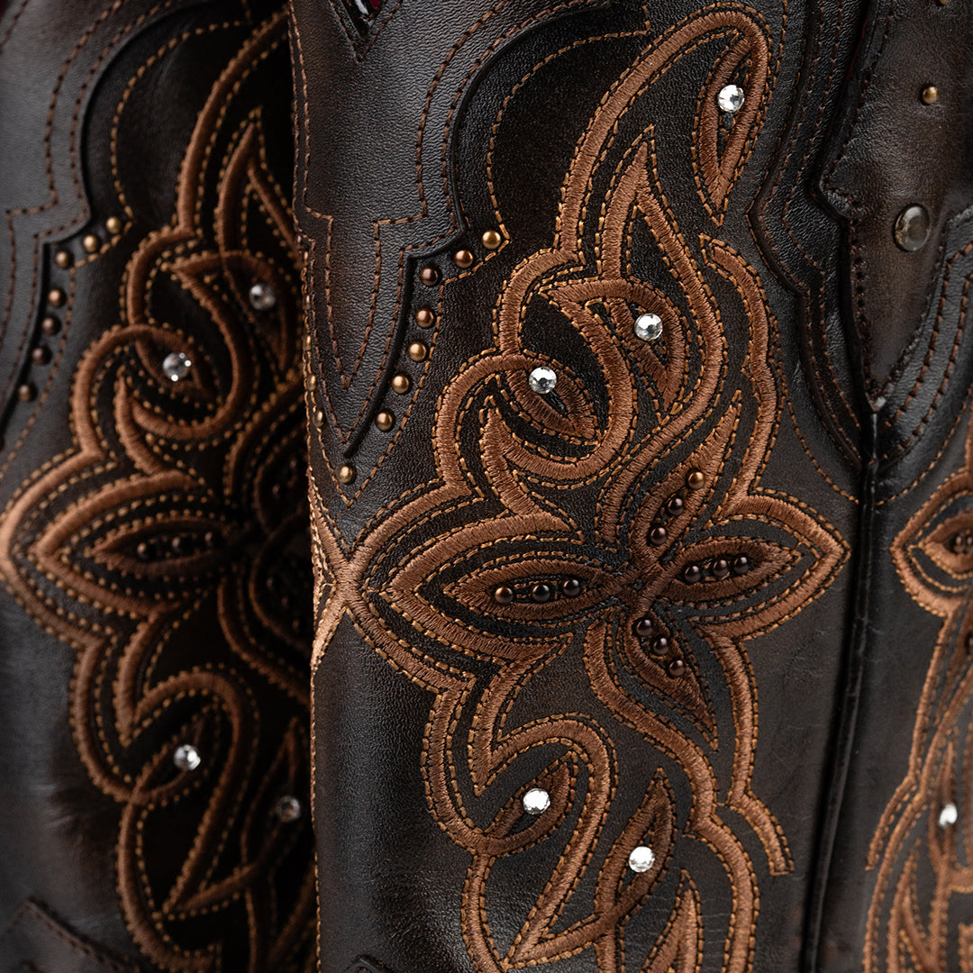 Vista frontal de la Bota Vaquera Venaria, con costuras reforzadas, cristales Swarovski y bordado de rosas, disponible en Boot Place.