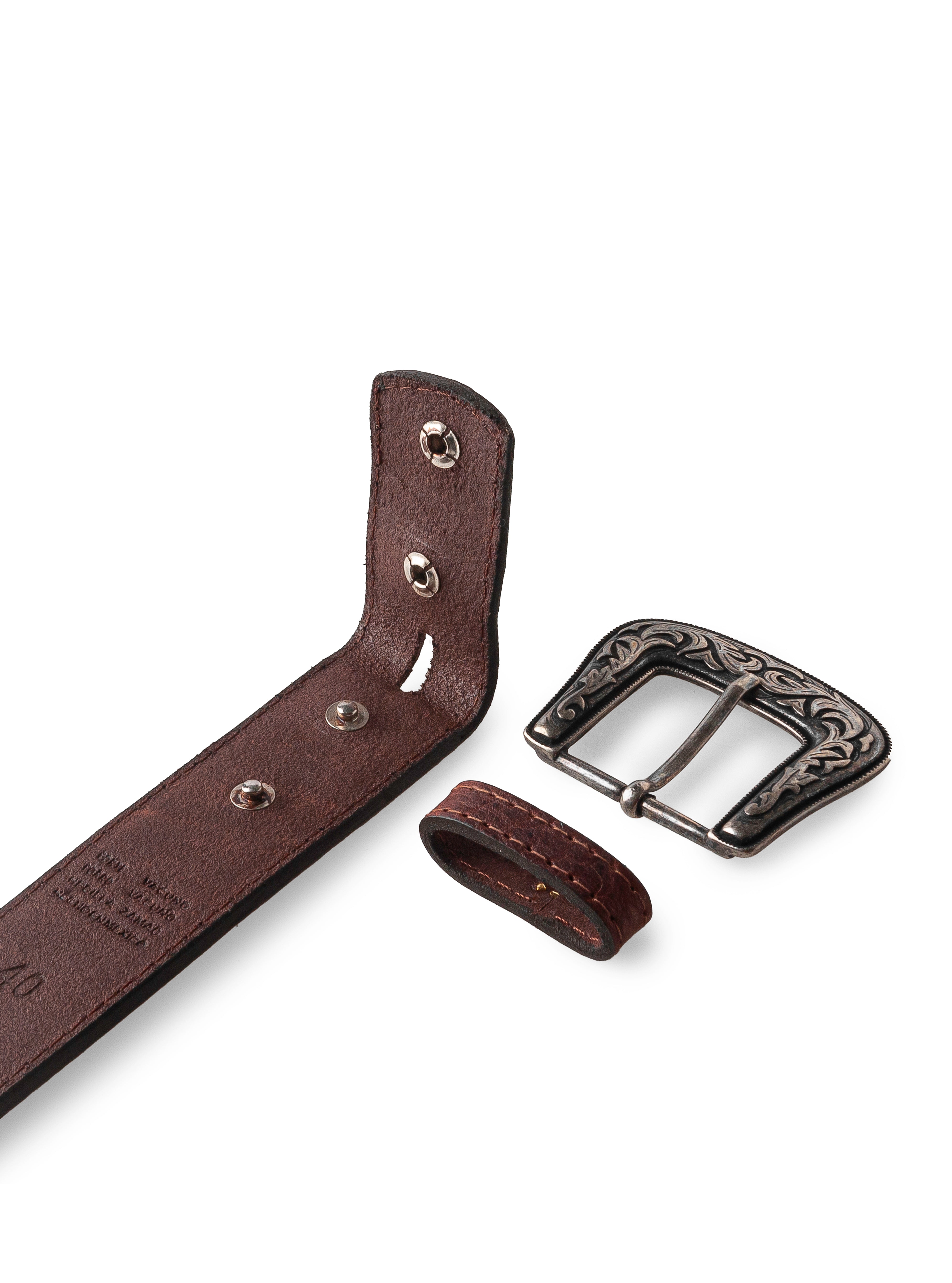 Vista desplegada de la hebilla del Cinturón Vaquero Bisonte Dark Brown Estilo 13 de 7 Leguas, mostrando el detalle de la hebilla vaquera con grabado, disponible en Boot Place.