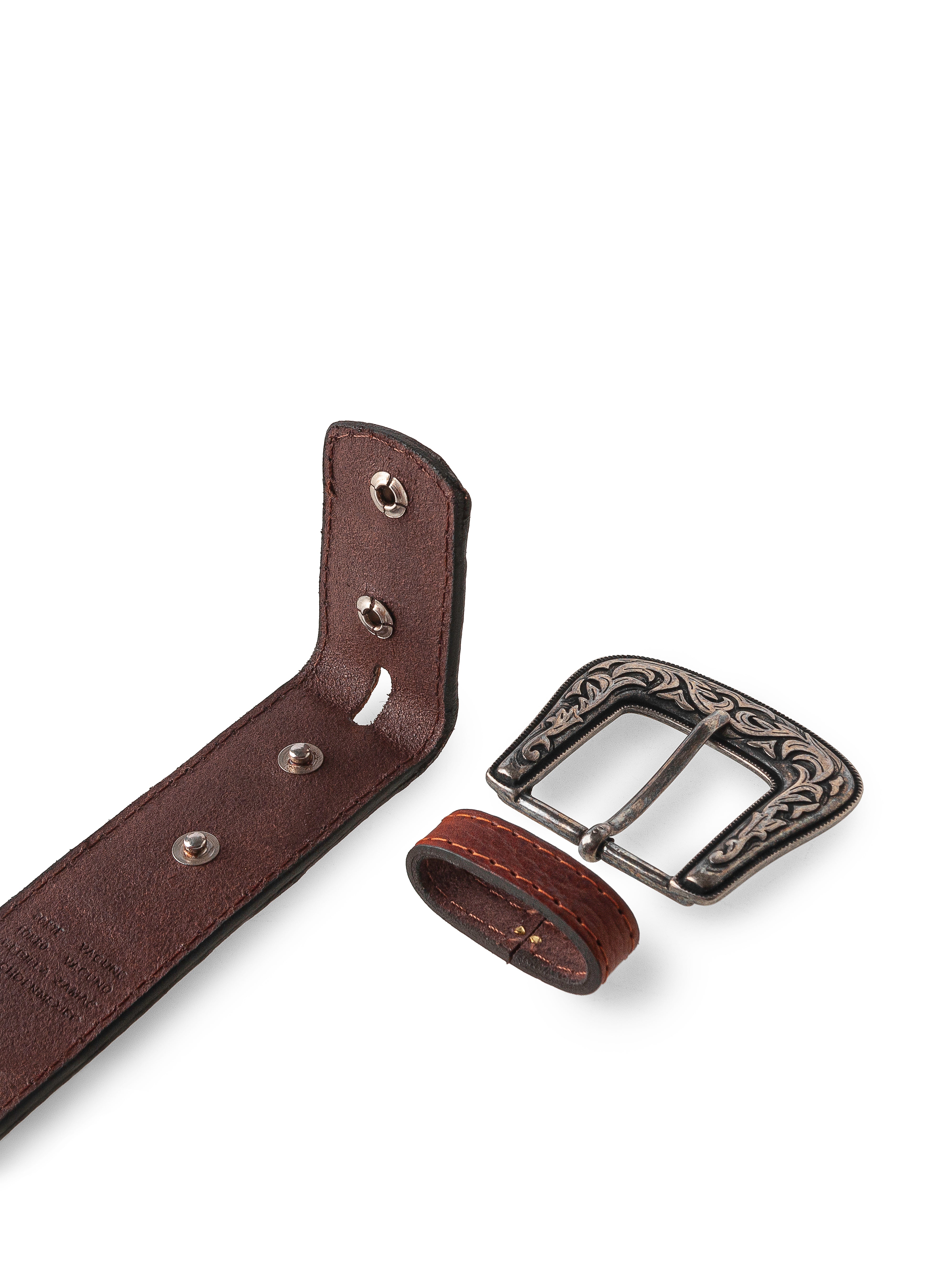 Vista desplegada de la hebilla del Cinturón Vaquero Bisonte Whiskey Estilo 13 de 7 Leguas, mostrando el detalle de la hebilla vaquera con grabado, disponible en Boot Place.