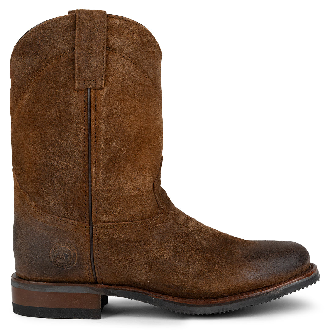 Vista lateral de la Bota Vaquera con Suela de Hule y Piel Gamuza Siete Leguas, mostrando su acabado en gamuza premium y su estilo rústico auténtico.