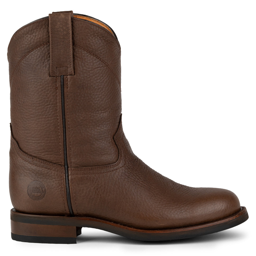 Vista lateral de la Bota Vaquera con Suela de Hule Vibram y Piel Tabaco Siete Leguas, destacando la suela Vibram de media vida, que proporciona tracción mejorada y estilo rústico auténtico, disponible en Boot Place.
