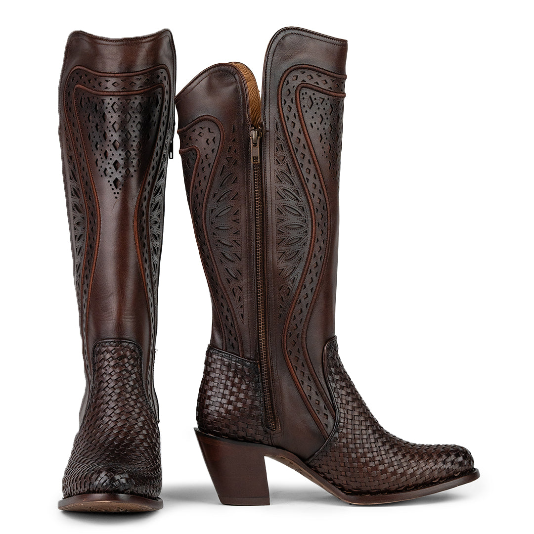 Vista lateral y frontal de la Bota Alta Romina para dama, con detalles de bordados, perforaciones y pespuntes, disponible en Boot Place.
