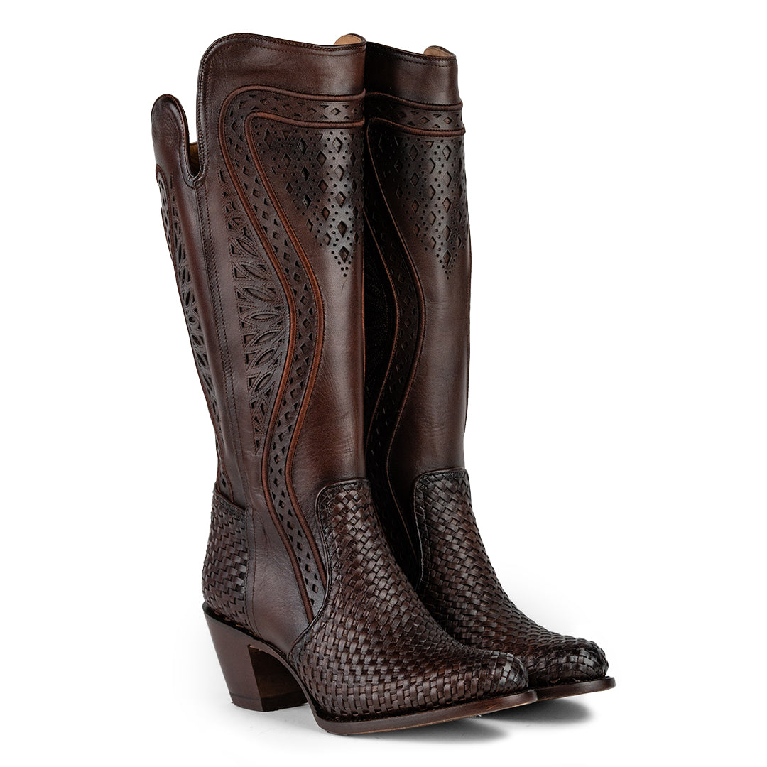 Vista de perspectiva frontal de la Bota Alta Romina para dama, hecha a mano con bordados, figuras perforadas y piel entretejida, disponible en Boot Place.