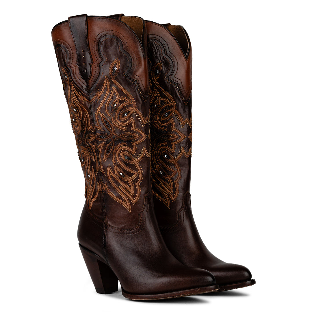 Vista de perspectiva frontal de la Bota Alta Sicilia, en color roble oscuro con incrustaciones de brillos Swarovski y bordado confeccionado, disponible en Boot Place.