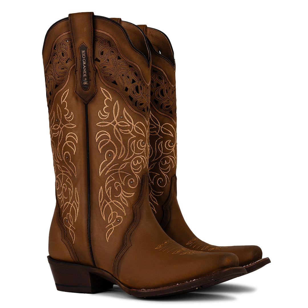 Vista de perspectiva frontal de la Bota Vaquera Alta Rio Grande Melissa, con un diseño único y bordados elaborados que reflejan una auténtica bota artesanal.