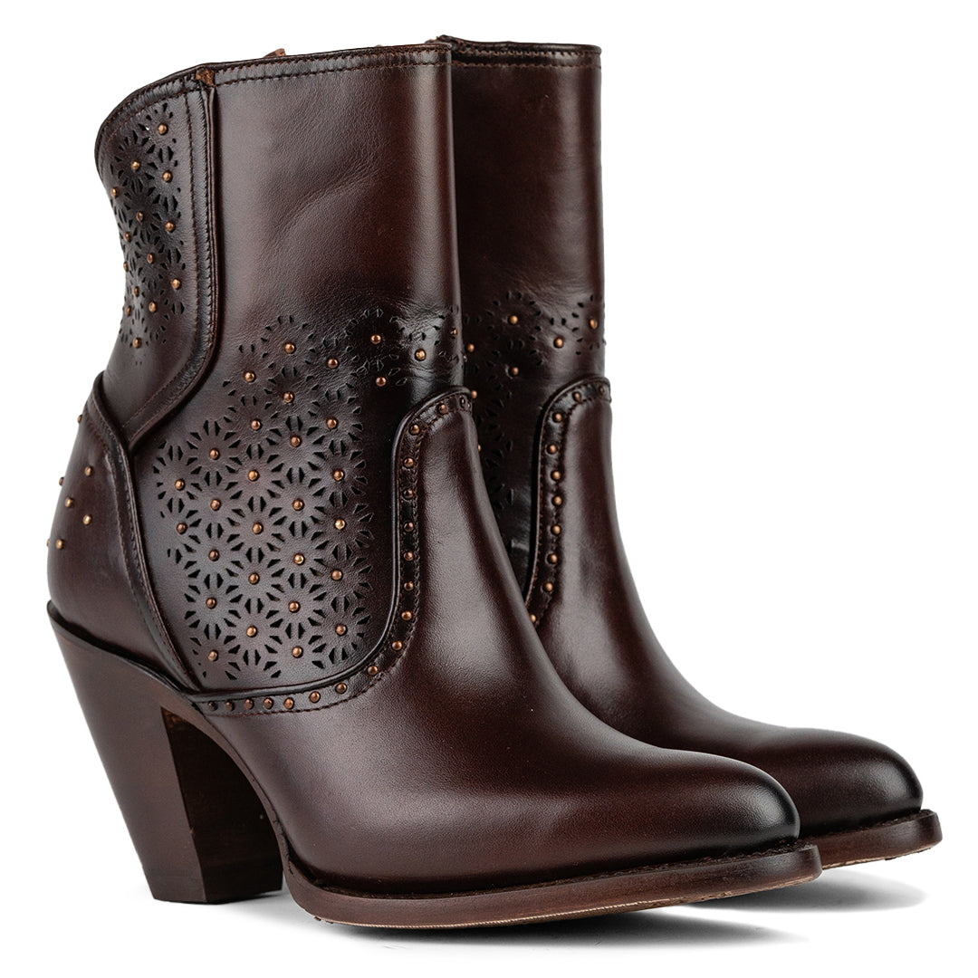 Vista de perspectiva frontal de la Bota Vaquera Corta Rio Grande Rabena, fabricada en piel vacuna con patrón de flores en corte láser y estoperoles, disponible en Boot Place.