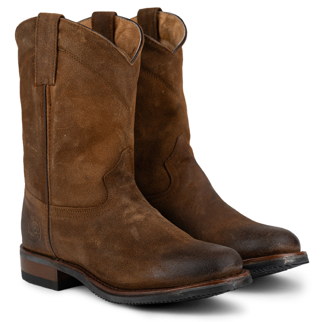 Vista de perspectiva frontal de la Bota Vaquera con Suela de Hule y Piel Gamuza Siete Leguas, destacando su diseño clásico y construcción Goodyear-Welt.