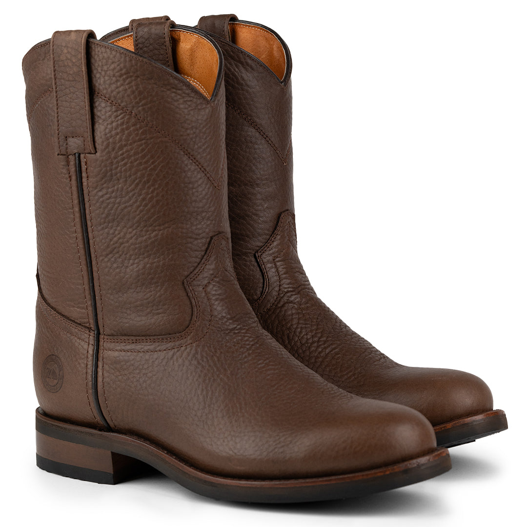 Vista de perspectiva frontal de la Bota Vaquera con Suela de Hule Vibram y Piel Tabaco Siete Leguas, mostrando su diseño clásico, durabilidad y resistencia, disponible en Boot Place.