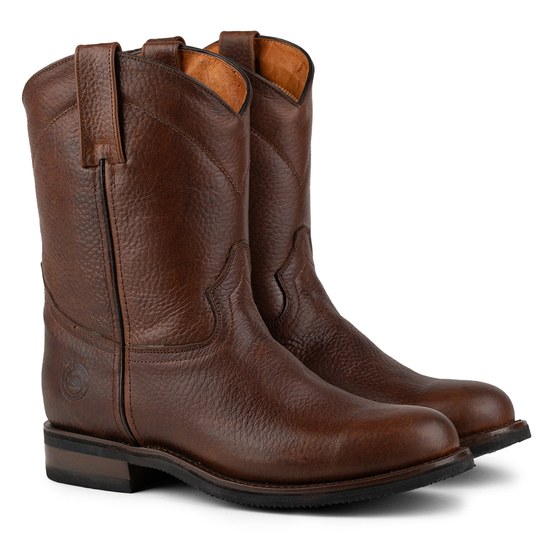 Vista de perspectiva frontal de la Bota Vaquera con Suela de Hule y Piel Tabaco Siete Leguas, destacando su diseño clásico y construcción Goodyear-Welt.