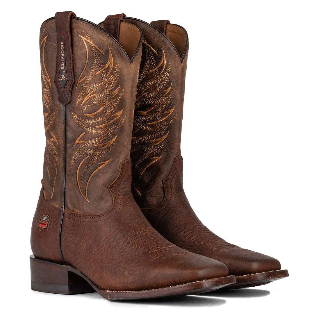 Vista de perspectiva frontal de la Bota Vaquera Rio Grande Fenix, con suela híbrida para estabilidad y antiderrape, inspirada en la tradición vaquera, disponible en Boot Place.