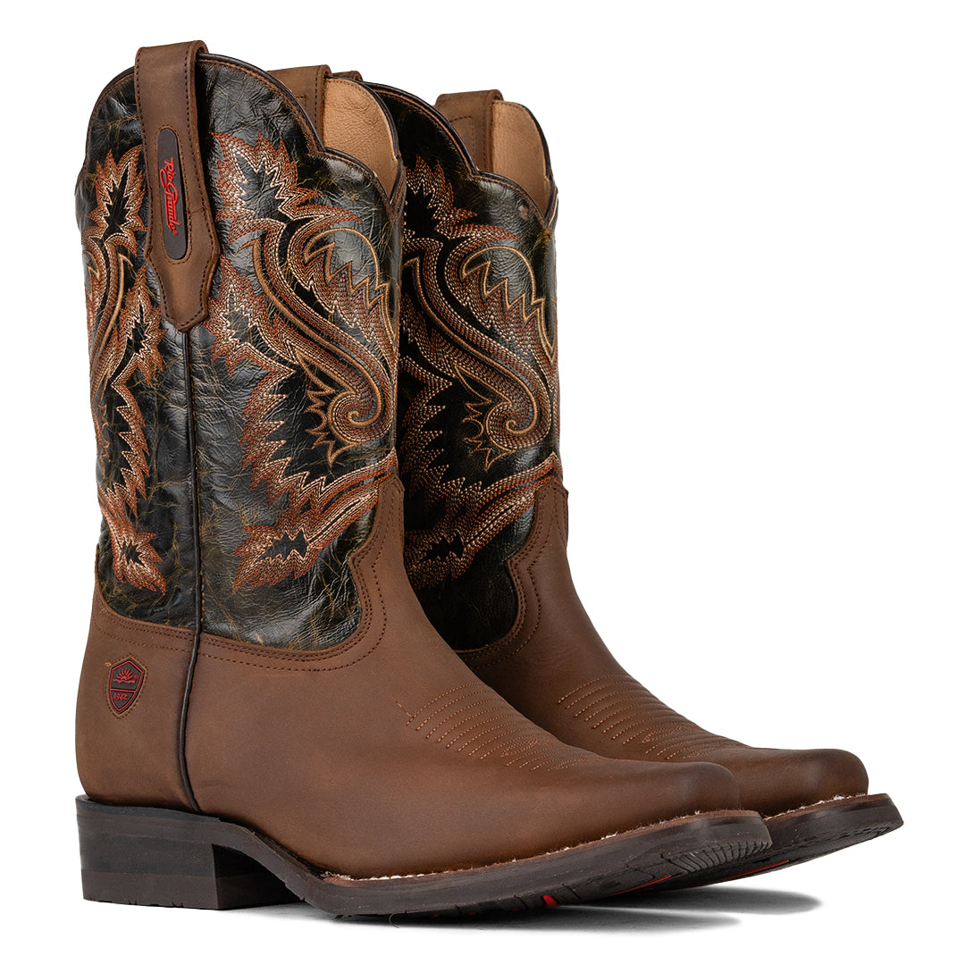 Vista de perspectiva frontal de la Bota Vaquera Rio Grande Madison, con suela resistente y cómoda, fabricada en piel de primera calidad, disponible en Boot Place.