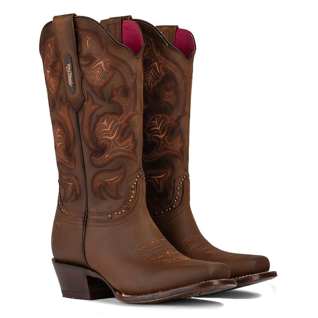 Vista de perspectiva frontal de la Bota Vaquera Rio Grande Samantha, con bordados western y acabados en carey tan, disponible en Boot Place.
