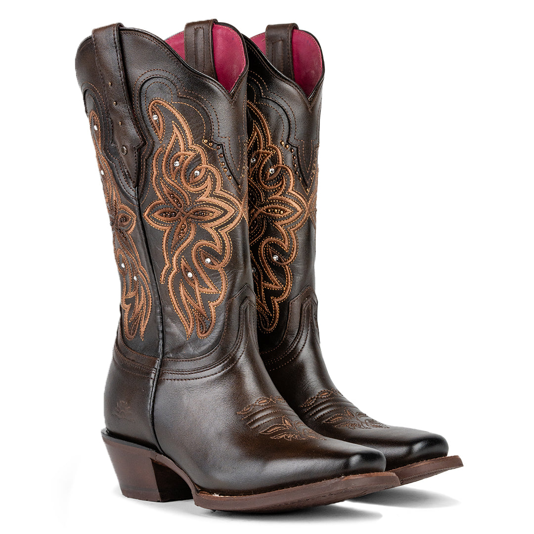 Vista de perspectiva frontal de la Bota Vaquera Venaria, con elegante bordado en el tubo, forro en fucsia y cristales Swarovski, disponible en Boot Place.
