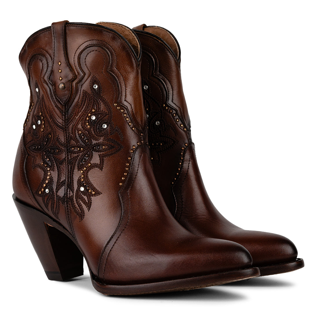 Vista de perspectiva frontal del Botín Urbano Venecia, con incrustaciones de brillos Swarovski y construcción artesanal estilo western en color whiskey, disponible en Boot Place.