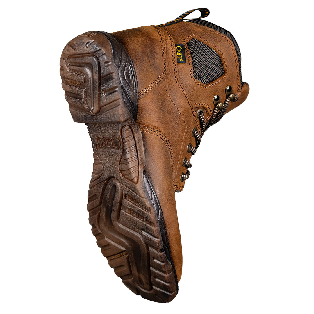 Vista de perspectiva inferior de la bota Leiser de trabajo Cebu Hawk, mostrando la suela ultralight y el cuerpo de la bota, con resistencia al aceite, ácido y suela flex zone slip resistant. Marca Cebu.