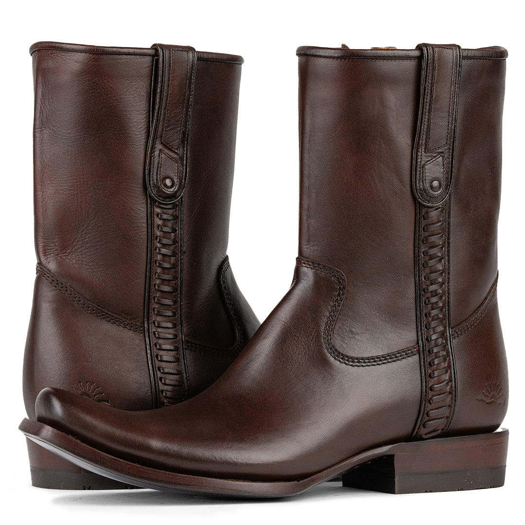 Vista de perspectiva trasera de la Bota Vaquera Casual Rio Grande Jerry, destacando el diseño estilizado y cierre lateral, disponible en Boot Place.