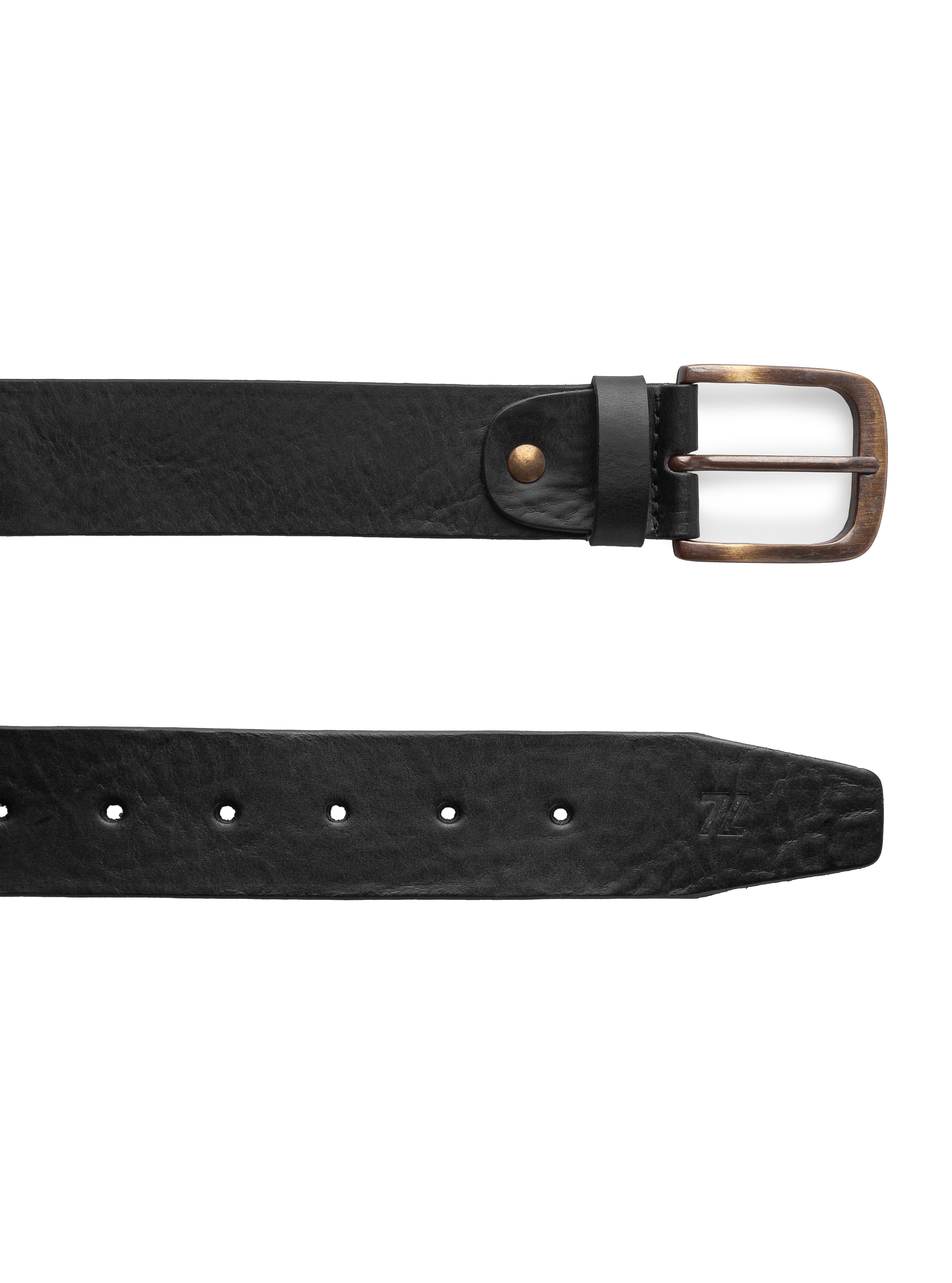 Vista de la punta y hebilla del Cinturón Clásico Sillero Negro Estilo 10, con hebilla en tono latón viejo y piel de res de alta calidad, disponible en Boot Place.