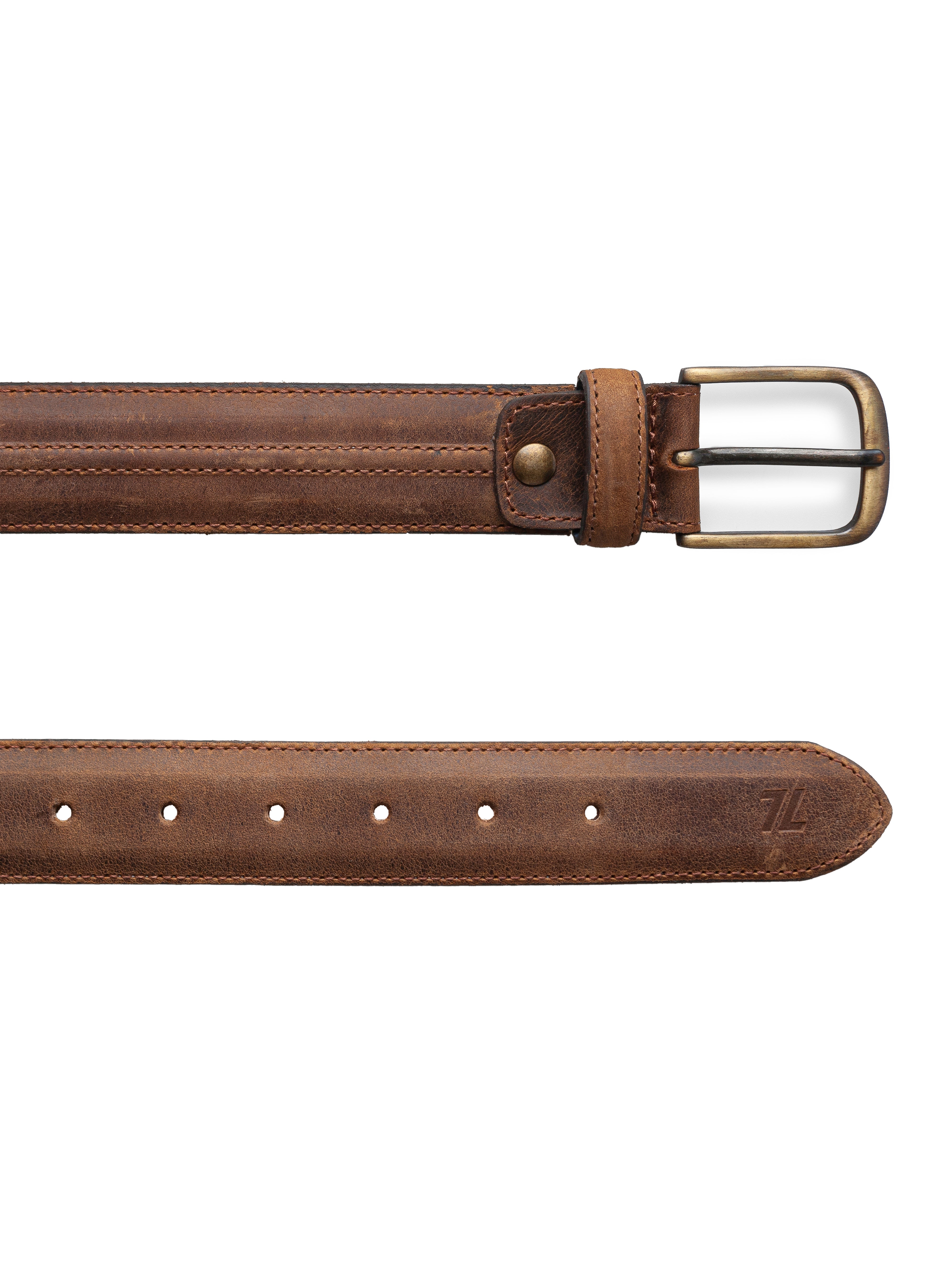 Vista de la punta y hebilla del Cinturón Fino Aquiles Café Estilo 12 de 7 Leguas, con hebilla en tono latón viejo y piel de res suave de alta calidad, disponible en Boot Place.
