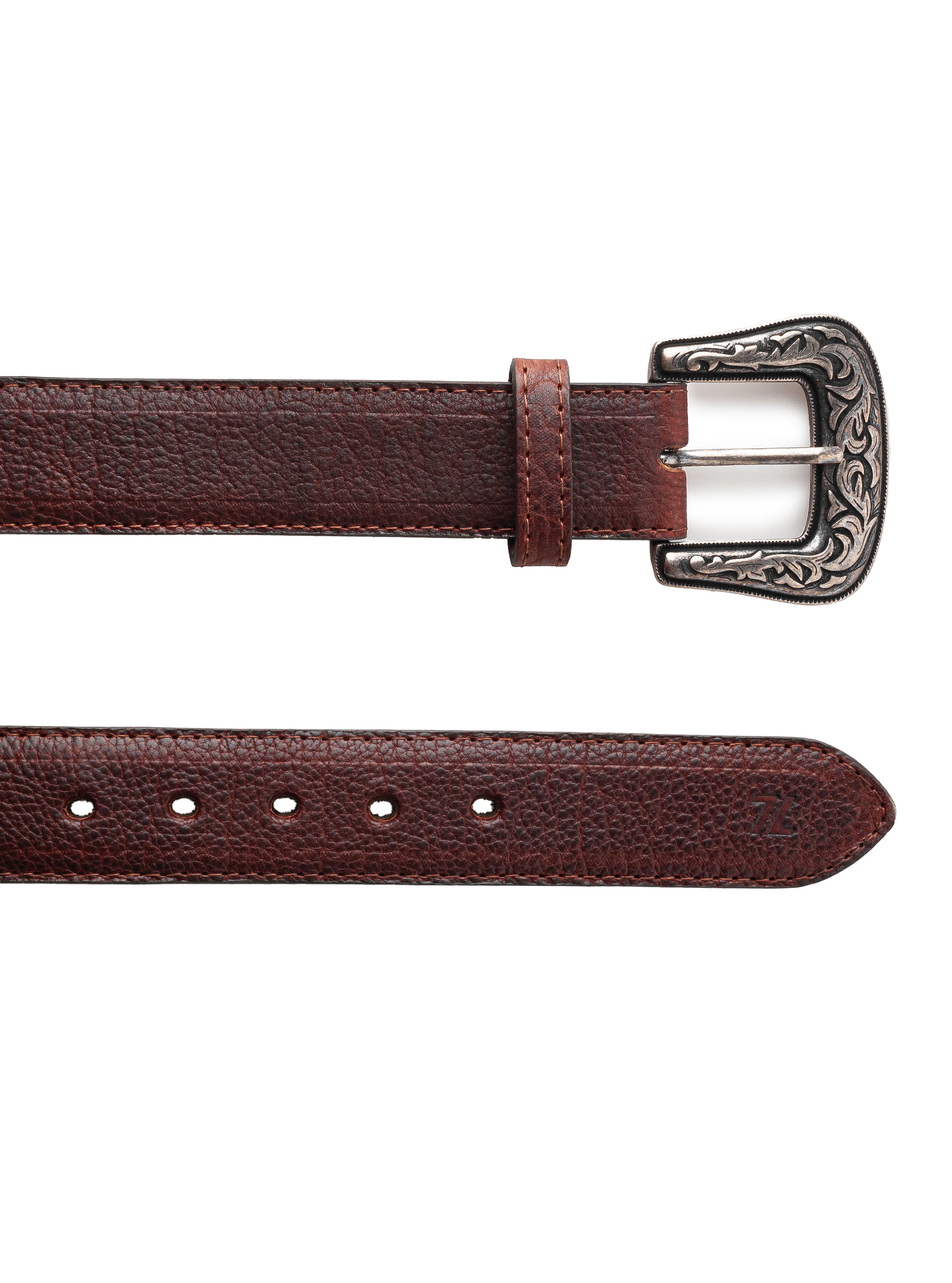 Vista de la punta y hebilla del Cinturón Vaquero Bisonte Dark Brown Estilo 13 de 7 Leguas, con hebilla vaquera en tono níquel viejo y piel de bisonte, disponible en Boot Place.