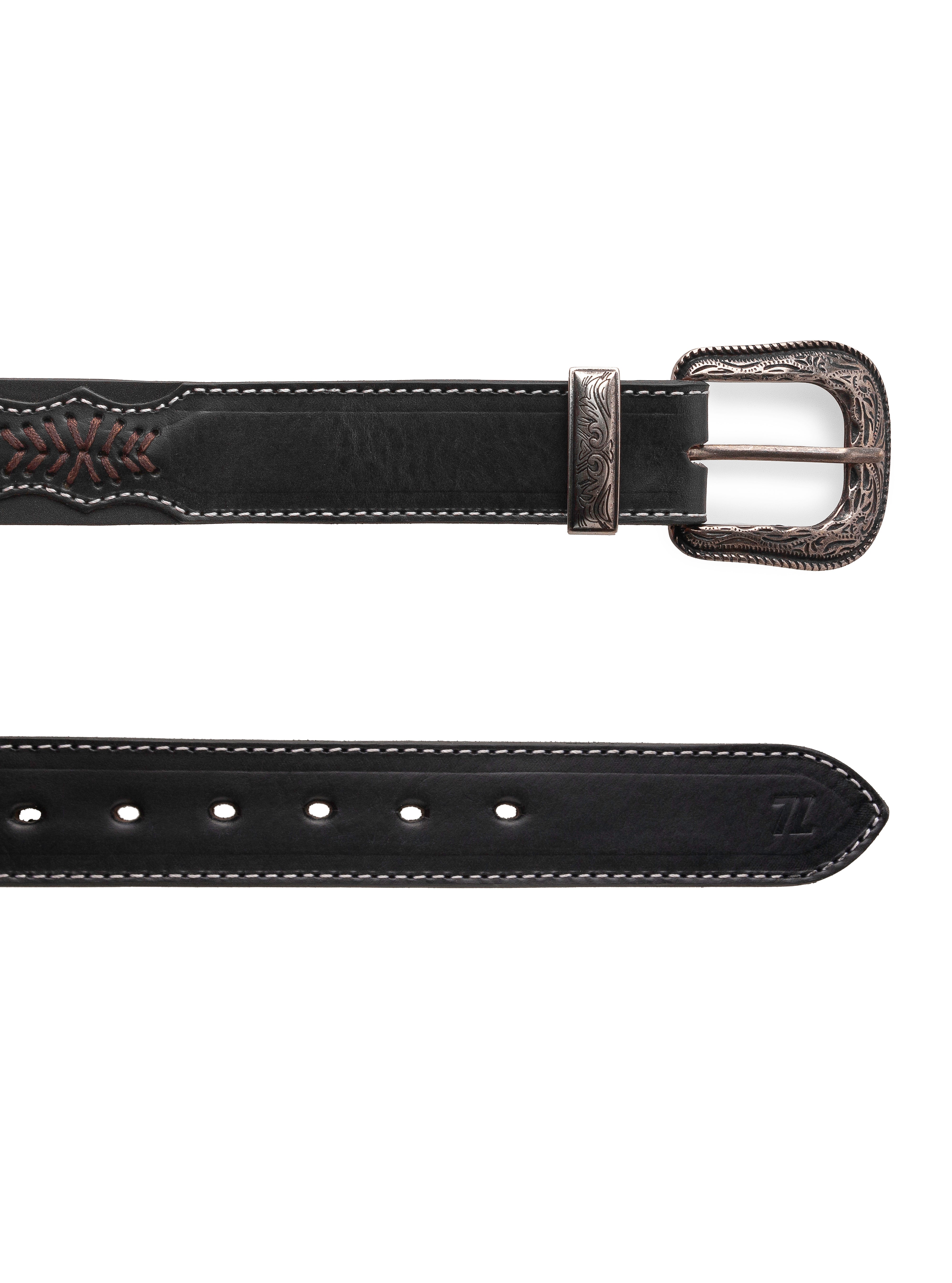 Vista de la punta y hebilla del Cinturón Vaquero Sillero Negro Estilo 11 de 7 Leguas, con hebilla vaquera en tono latón viejo y piel de sillero de alta calidad, disponible en Boot Place.