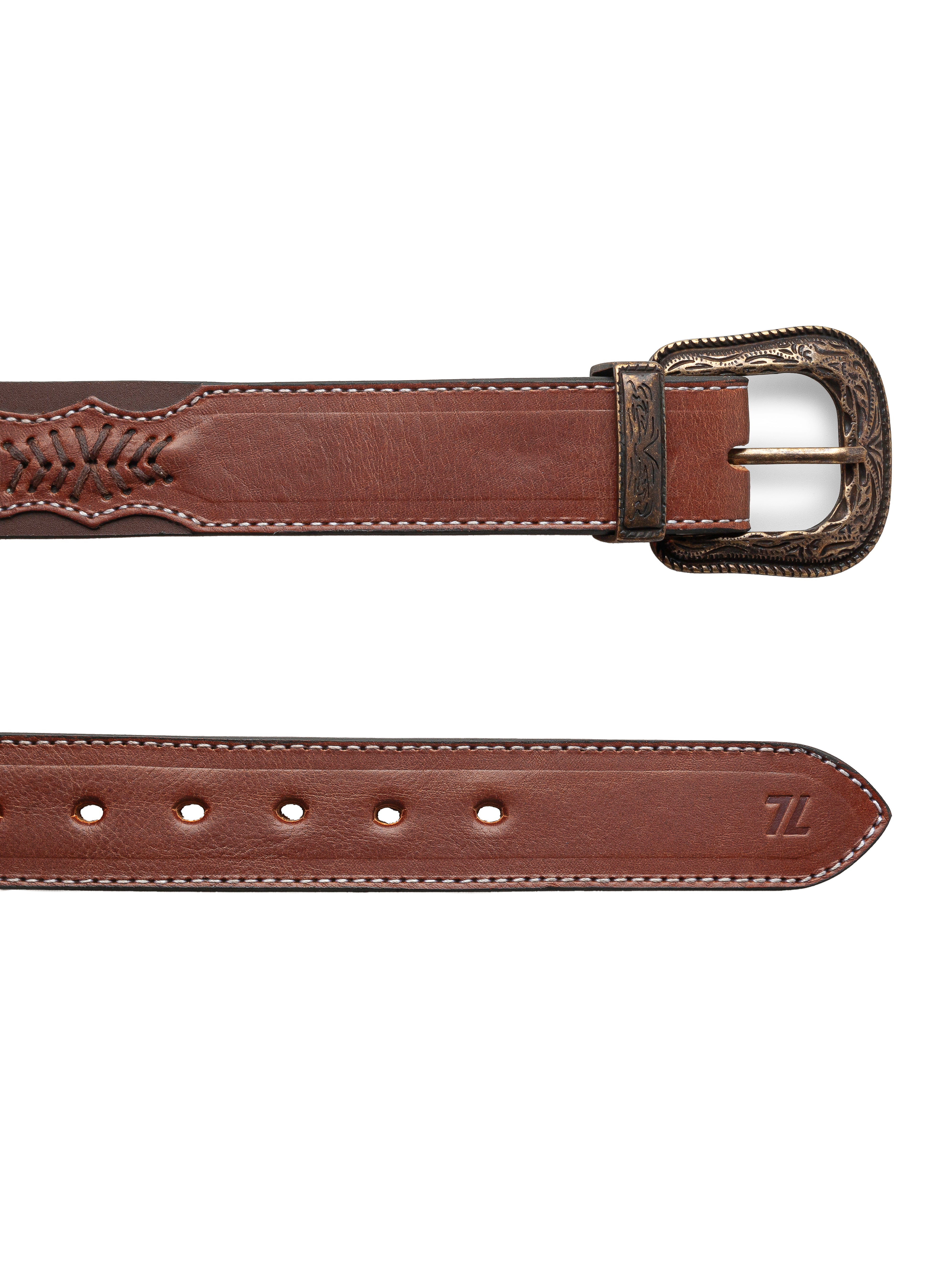 Vista de la punta y hebilla del Cinturón Vaquero Sillero Ocre Estilo 11 de 7 Leguas, con hebilla vaquera en tono latón viejo y piel de sillero de alta calidad en color ocre, disponible en Boot Place.