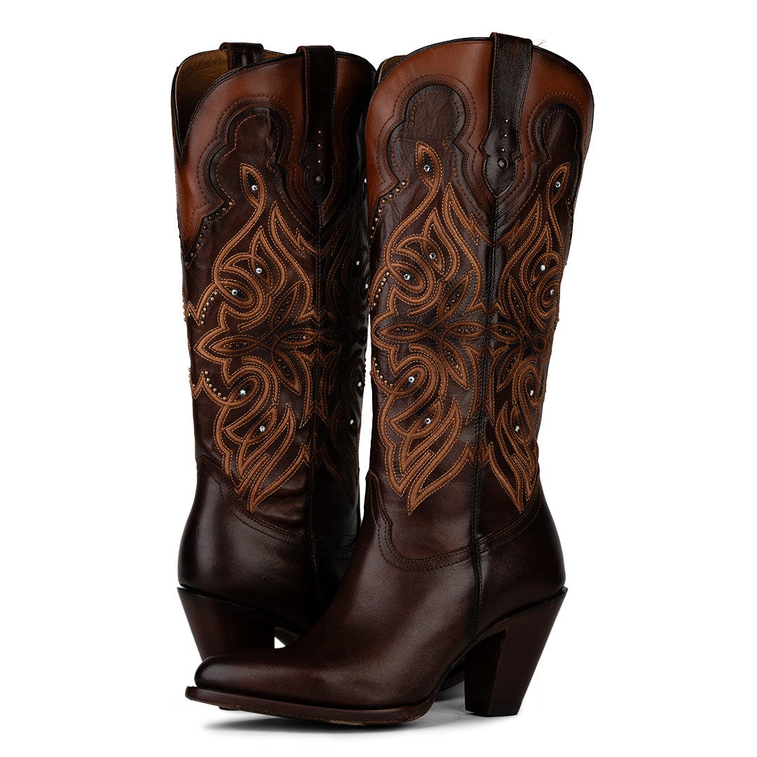Vista trasera y delantera de la Bota Alta Sicilia, con incrustaciones de brillos Swarovski y bordado en color roble oscuro, disponible en Boot Place.
