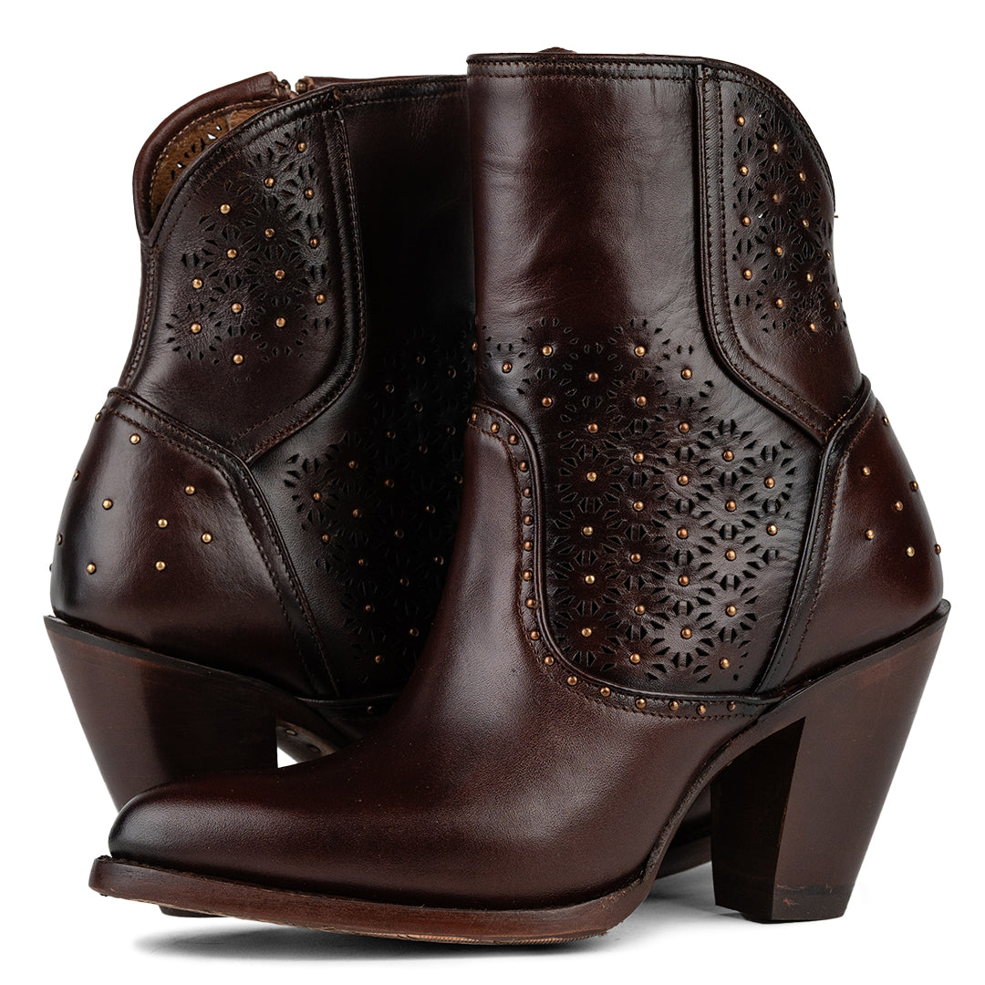 Vista trasera y delantera de la Bota Vaquera Corta Rio Grande Rabena, con detalles en corte láser y estoperoles, disponible en Boot Place.