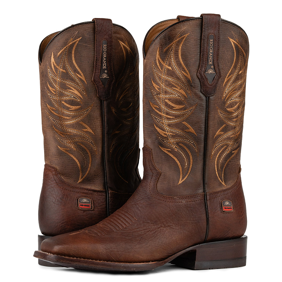 Vista trasera y delantera de la Bota Vaquera Rio Grande Fenix, mostrando su diseño tradicional con suela moderna, disponible en Boot Place.