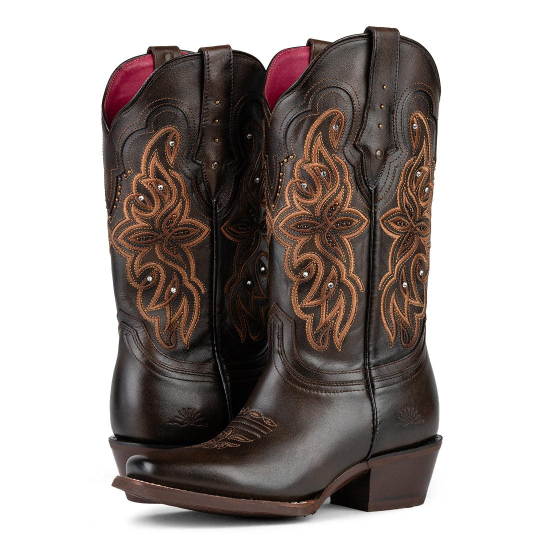 Vista trasera y delantera de la Bota Vaquera Venaria, mostrando el elegante bordado y diseño con cristales Swarovski, disponible en Boot Place.