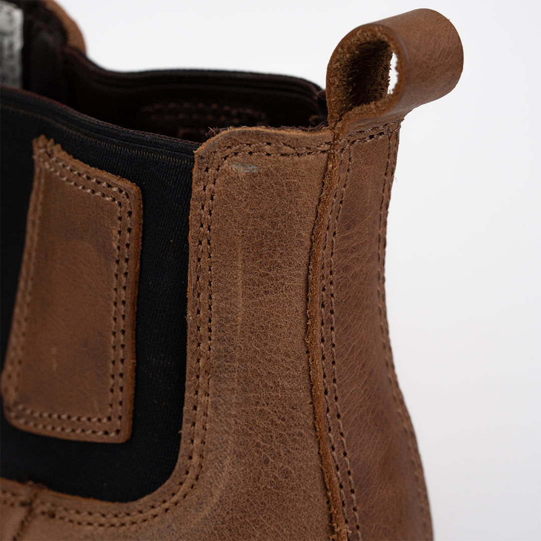 Detalle de la agarradera de la bota Chelsea de trabajo Cebu Outback Crazy Tan disponible en Boot Place.