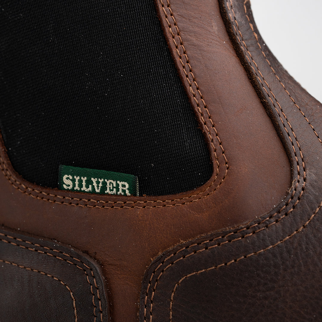 Detalle de las costuras de la bota Chelsea de trabajo con casco de acero Silver Bull 3960 disponible en Boot Place.