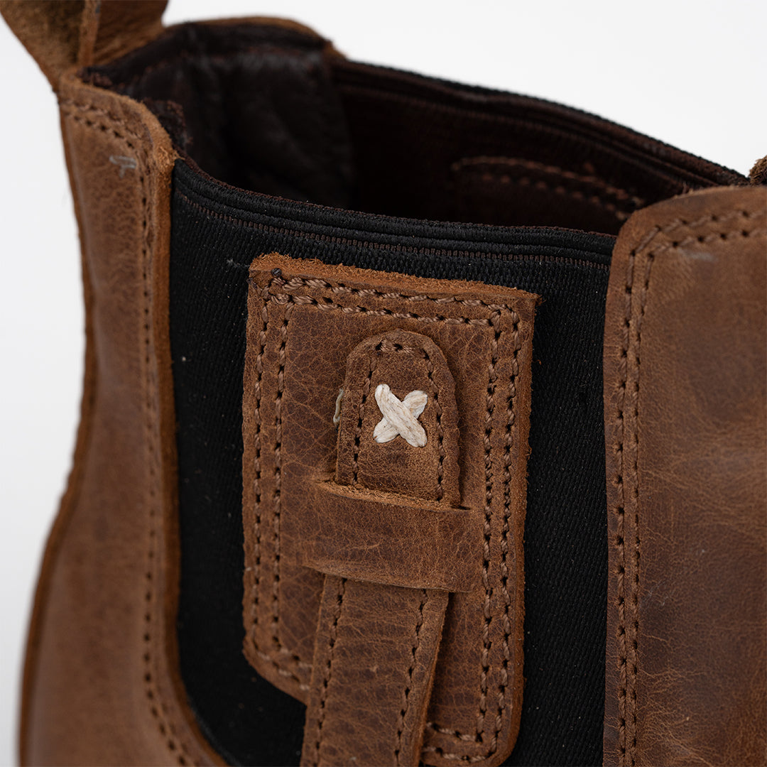 Detalle de las costuras laterales de la bota Chelsea de trabajo Cebu Outback Crazy Tan disponible en Boot Place.