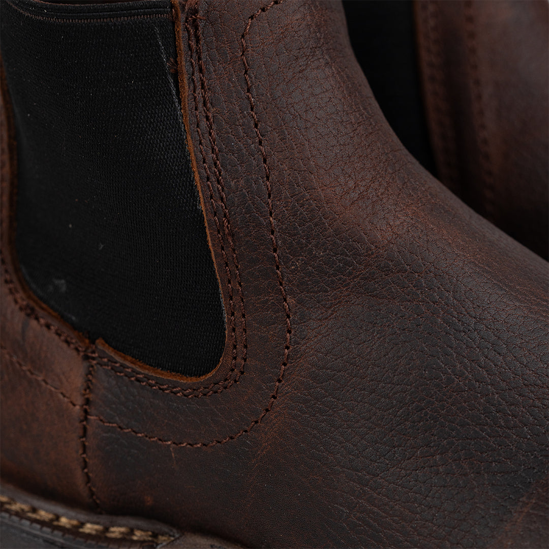 Detalle lateral de la bota Chelsea de trabajo Cebu Boston Floater Café disponible en Boot Place.